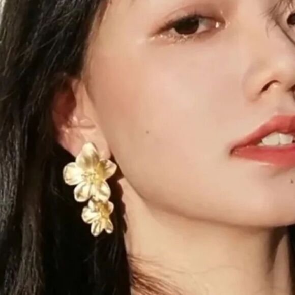 Five Petal Daisy Drop Earrings - Picture 2 of 7